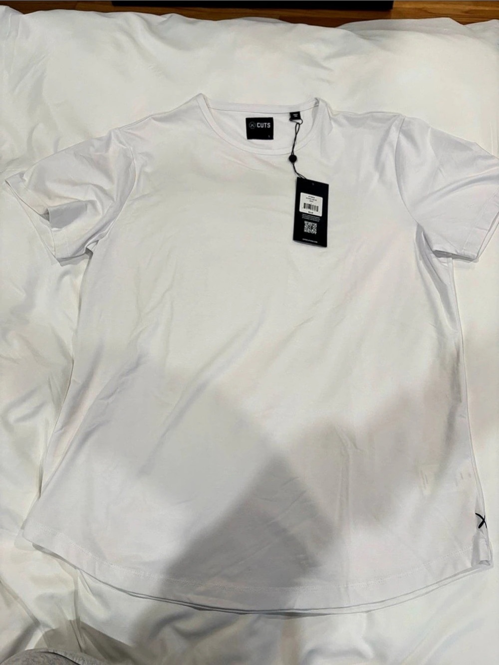 Cuts Short Sleeve Tee in White Size Large NWT
